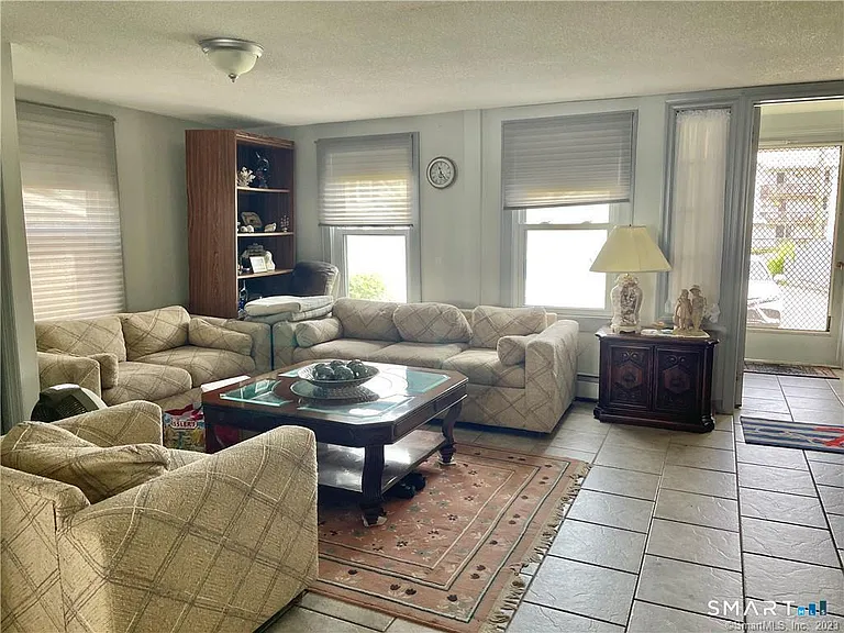 39 Pepperidge Ave — Photo 3