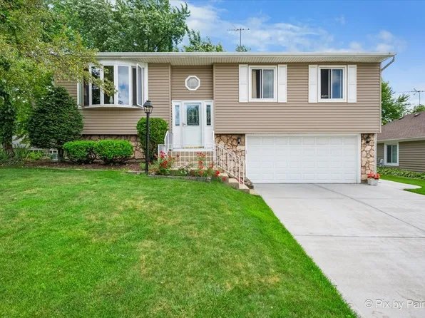 445 Harvest Ln, Roselle, IL 60172