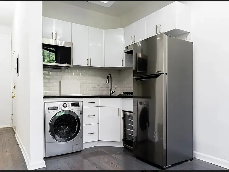 230 E 58th St #2A — Photo 2