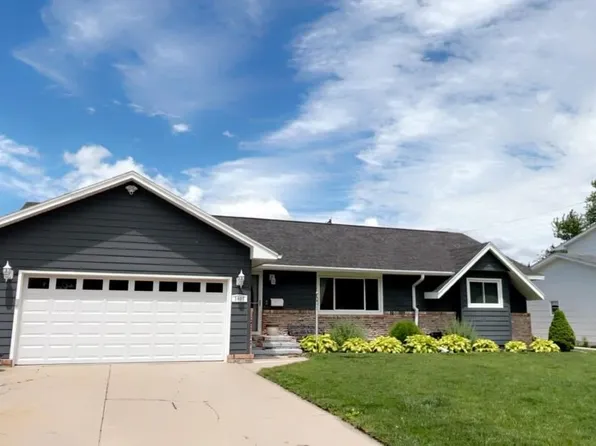 1607 W 37th St, Kearney, NE 68845