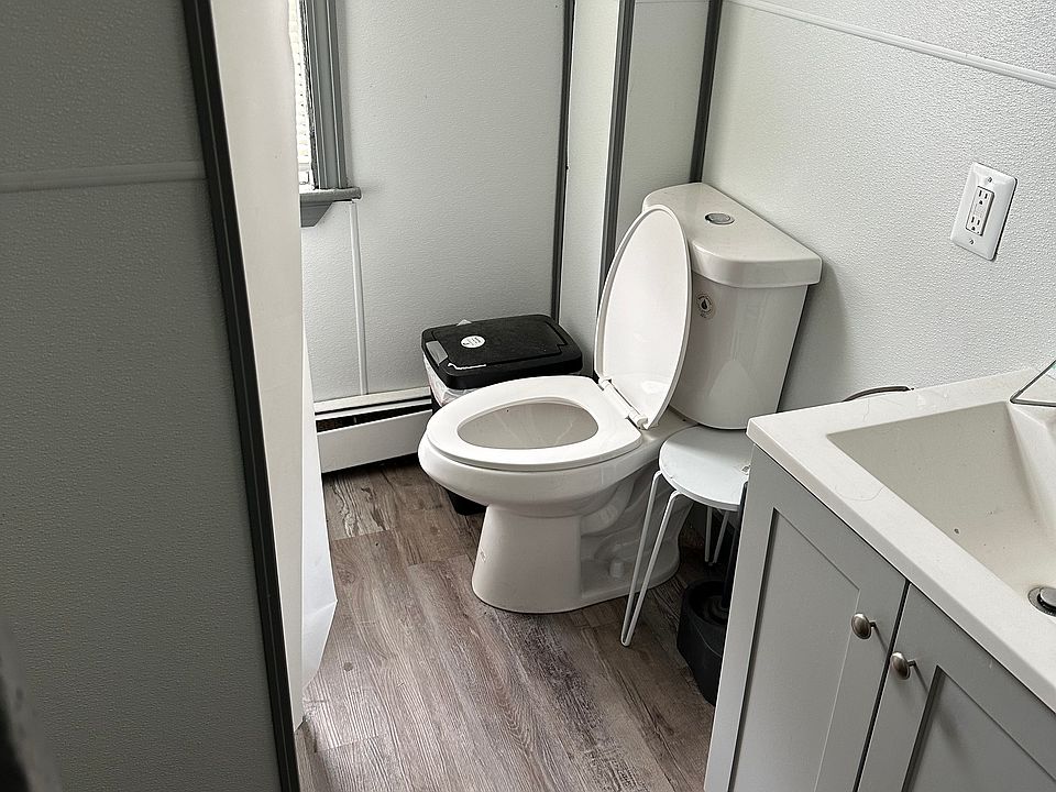 2nd image of 250 Orms St Floor 2