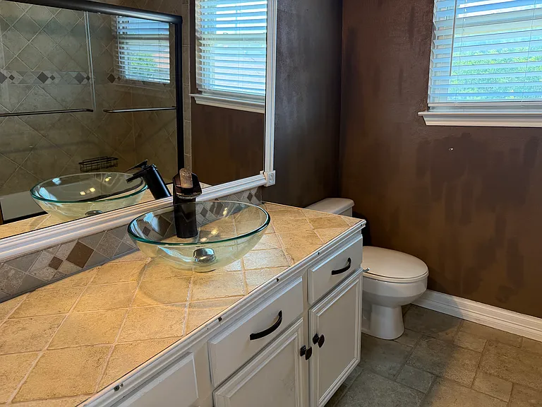 2208 Illinois Dr — Photo 30