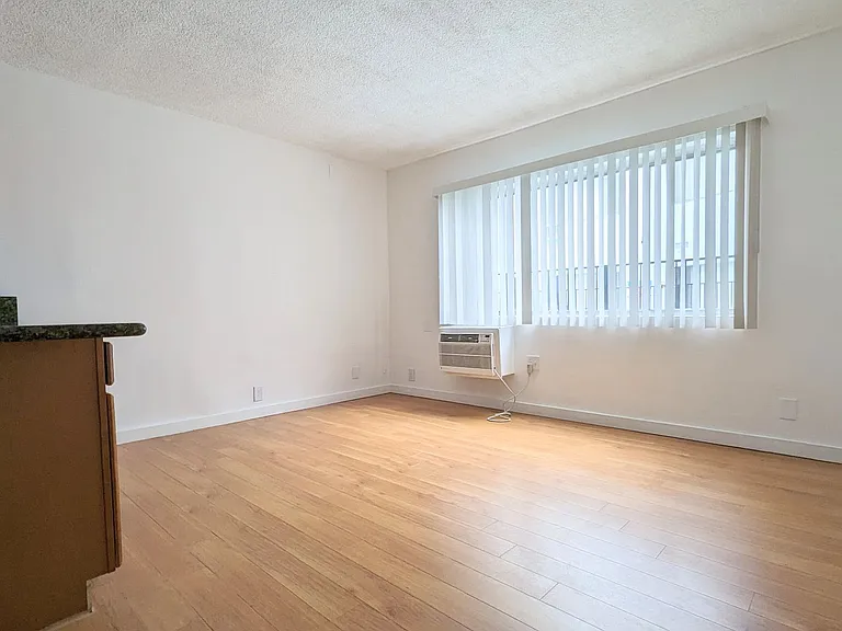 1811 Tamarind Apartments — Photo 11