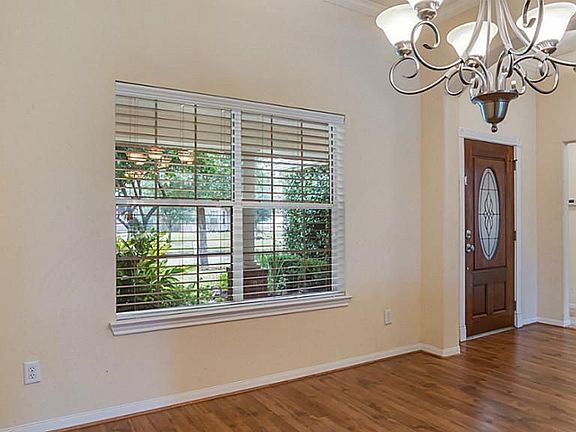 5th image of 806 Victoria Lakes Dr