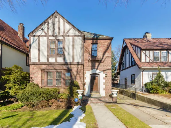 7045 Ingram St, Forest Hills, NY 11375