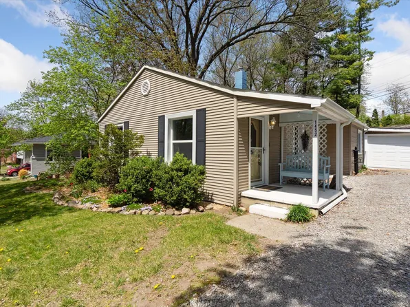 1452 Lakeside Dr, Howell, MI 48843