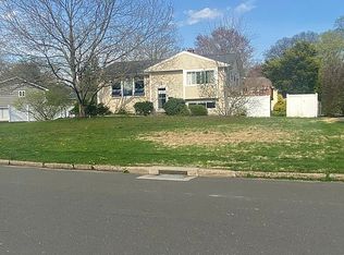 8 Surrey Dr, Norwalk, CT 06851