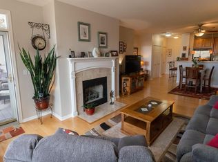 3872 S Lake Dr UNIT 211, Saint Francis, WI 53235