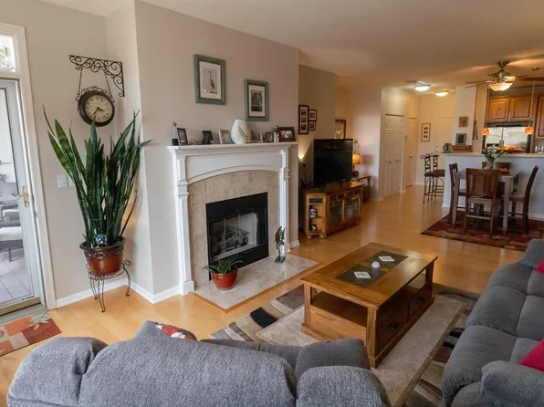 3872 S Lake Dr Unit 211, Saint Francis, WI 53235