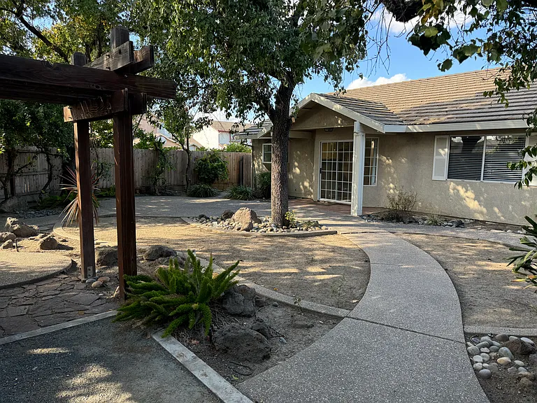 1740 Reyes Ln — Photo 10