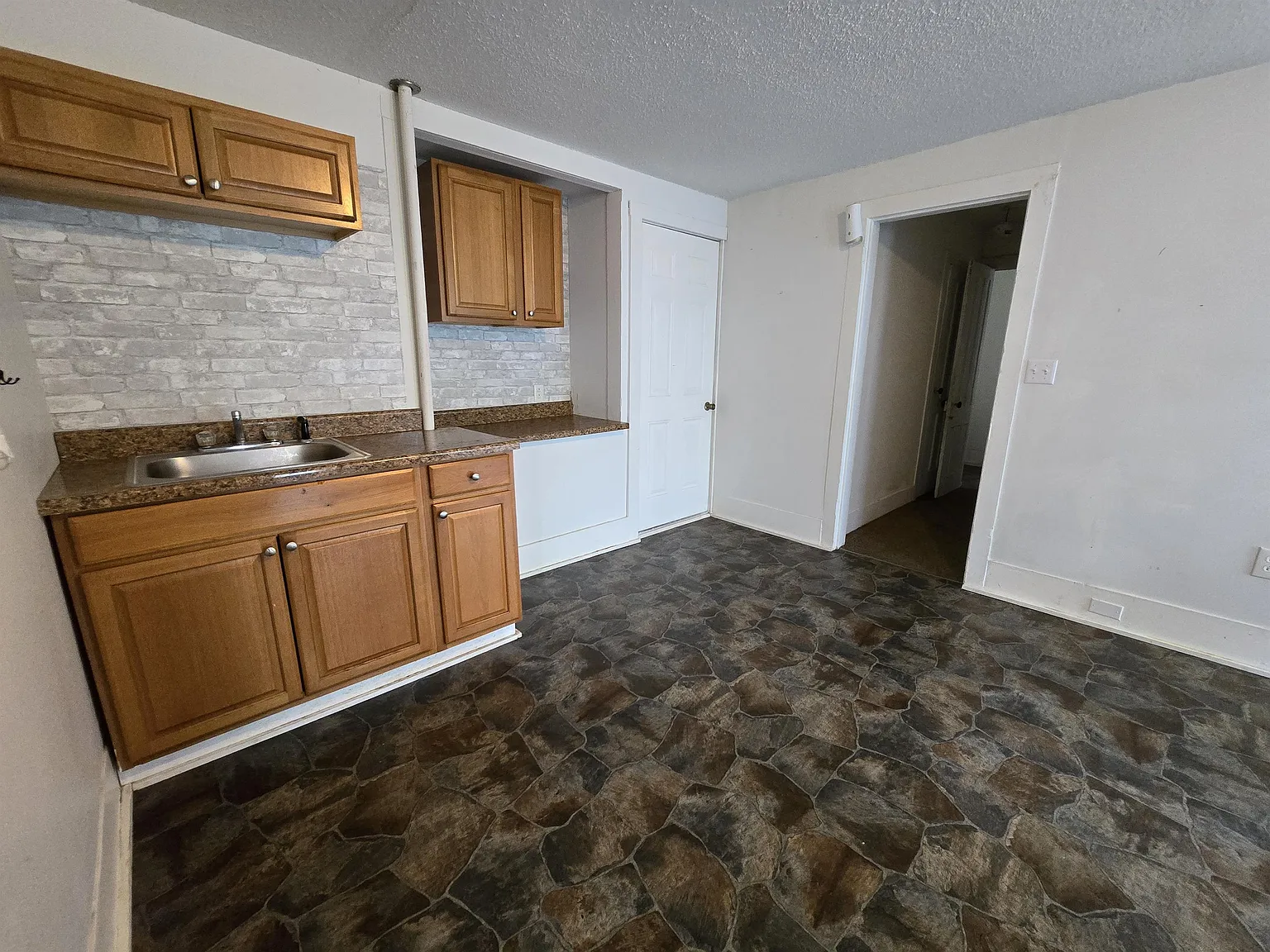 111 Osborne St — Photo 3