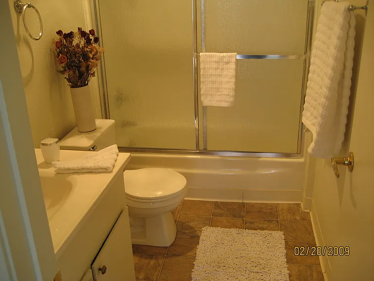 Colonial House Apartments — Photo 8