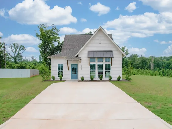 1027 Crossing Ct E, Valley, AL 36854