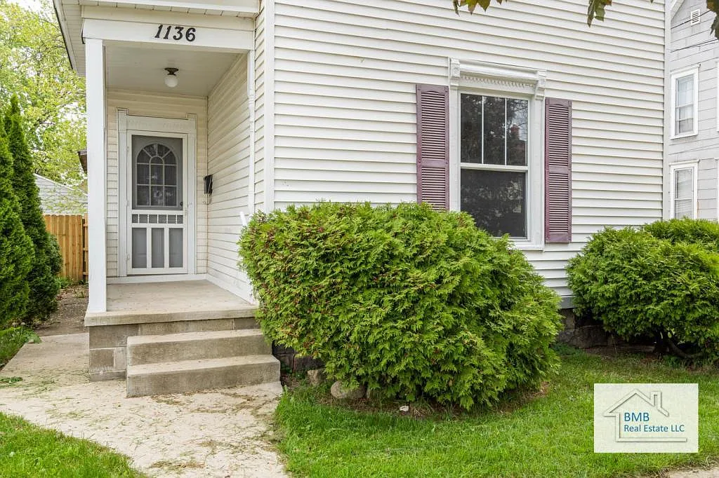 1136 Davis Ave NW — Photo 3