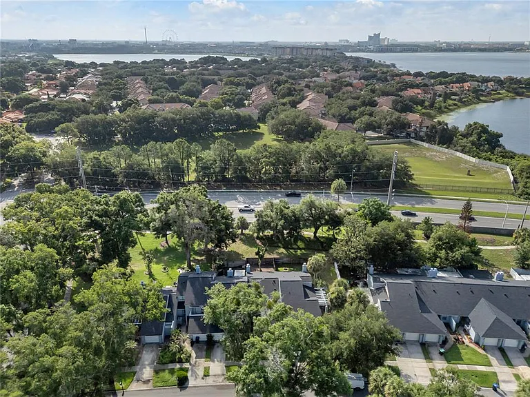 8313 Citrus Chase Dr — Photo 36