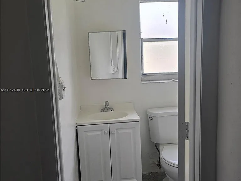 250 SW 11th Ave #6 — Photo 3