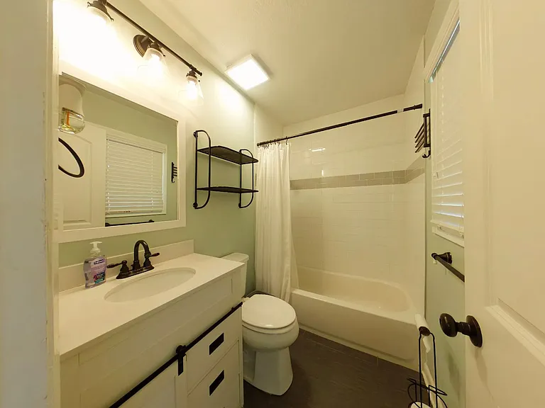 1117 Eisenhower Dr — Photo 13