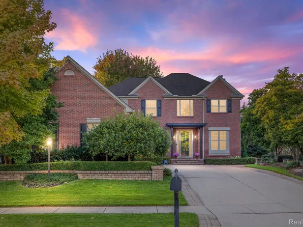 675 Bay Pointe Dr, Oxford, MI 48371