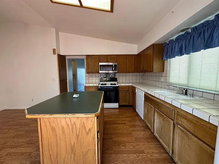 1213 Lawton Ct — Photo 9