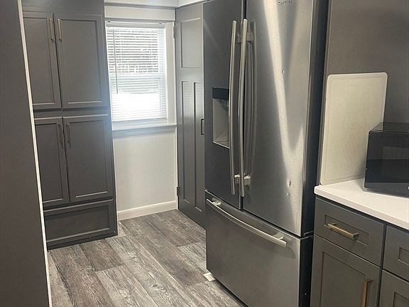 3rd image of 8 Rockcliff Rd #B