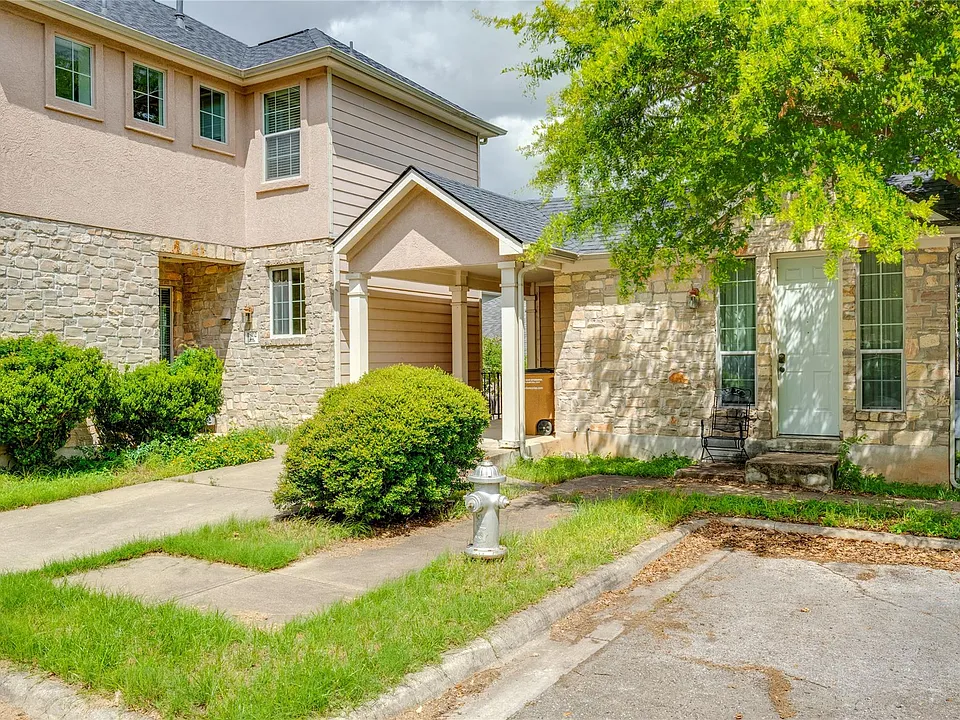 1802 Village Oak Ct