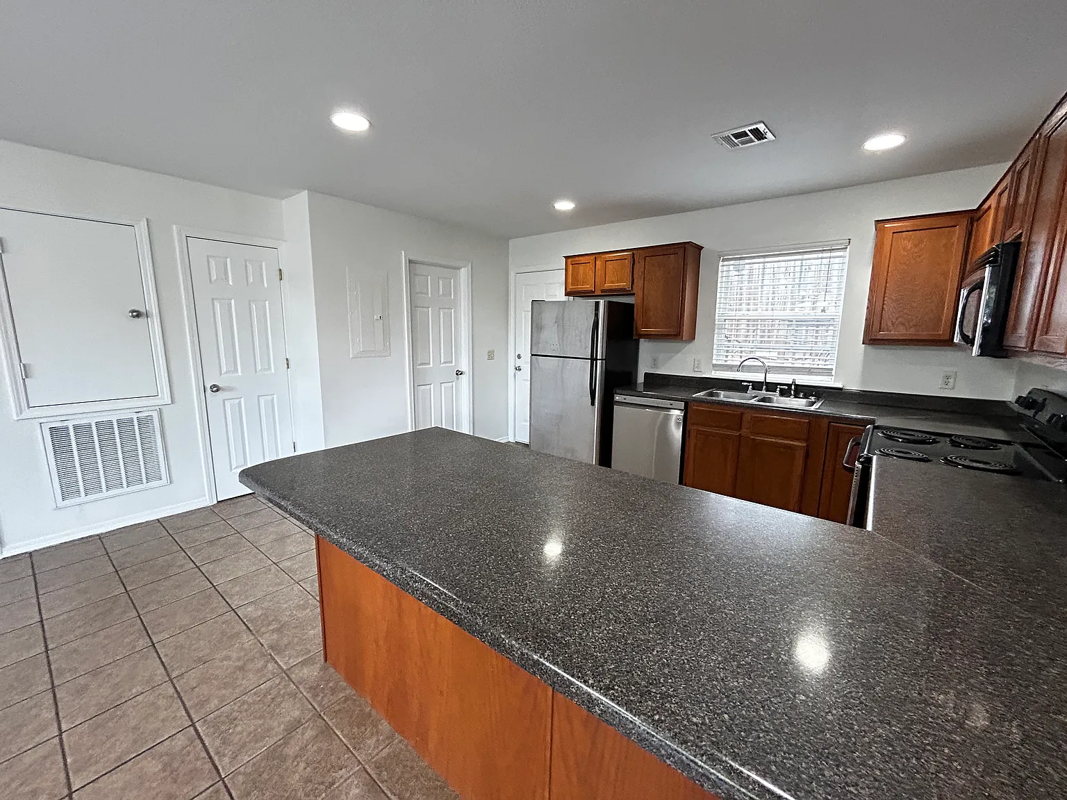 2 bed, 1.5 bath, 1160 sqft, $1,500 — Photo 2