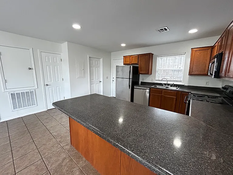1899 W Stone St #3 — Photo 2