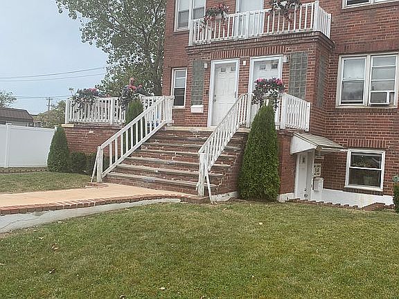 2nd image of 325 E Park Ave