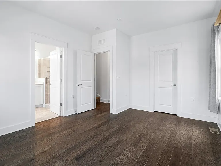 222 E 6th St — Photo 20