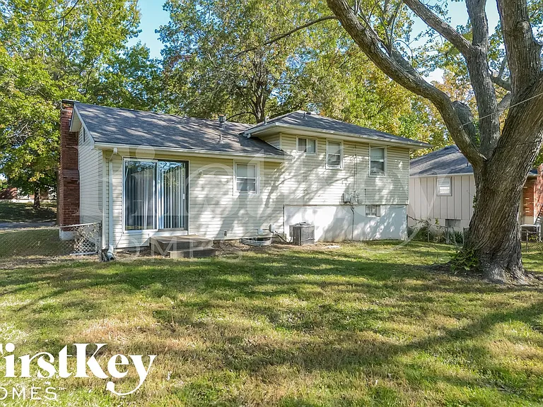8913 E 90th Ter — Photo 14