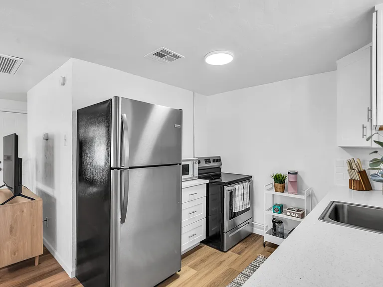 1627 N Bryant Ave #B — Photo 7