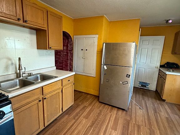 3rd image of 717 Railroad St