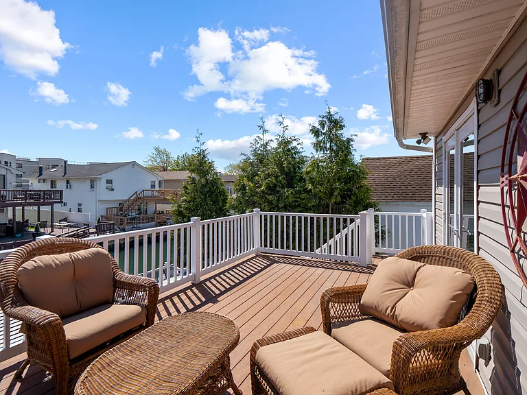539 Nassau Ave #A — Photo 32