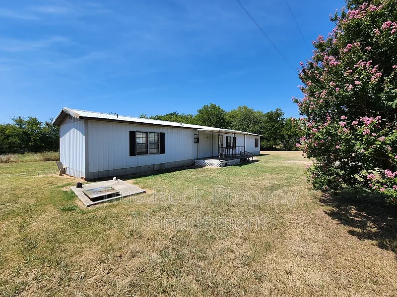 3 bed, 2.0 bath, $950 — Photo 2