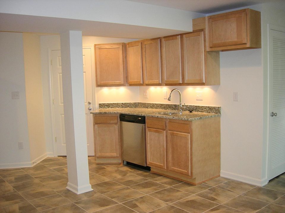 1st image of 916 S George Mason Dr