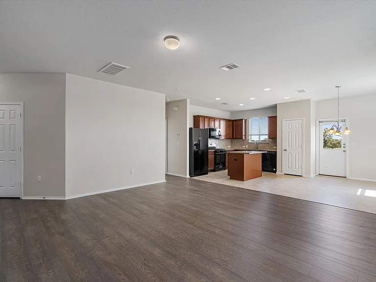 146 Russet Trl — Photo 8