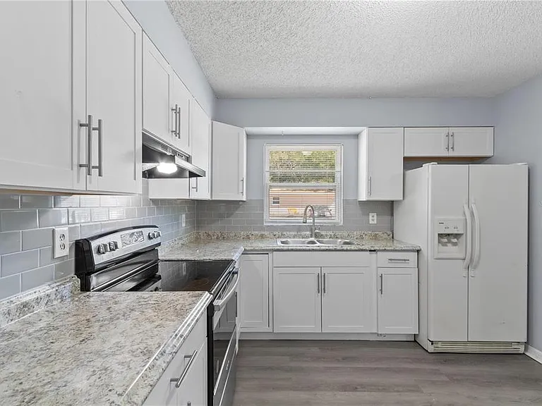 1703 Birchwood Cir #1-1703 — Photo 3