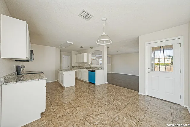 4 bed, 2.5 bath, 2153 sqft, $1,900 — Photo 4