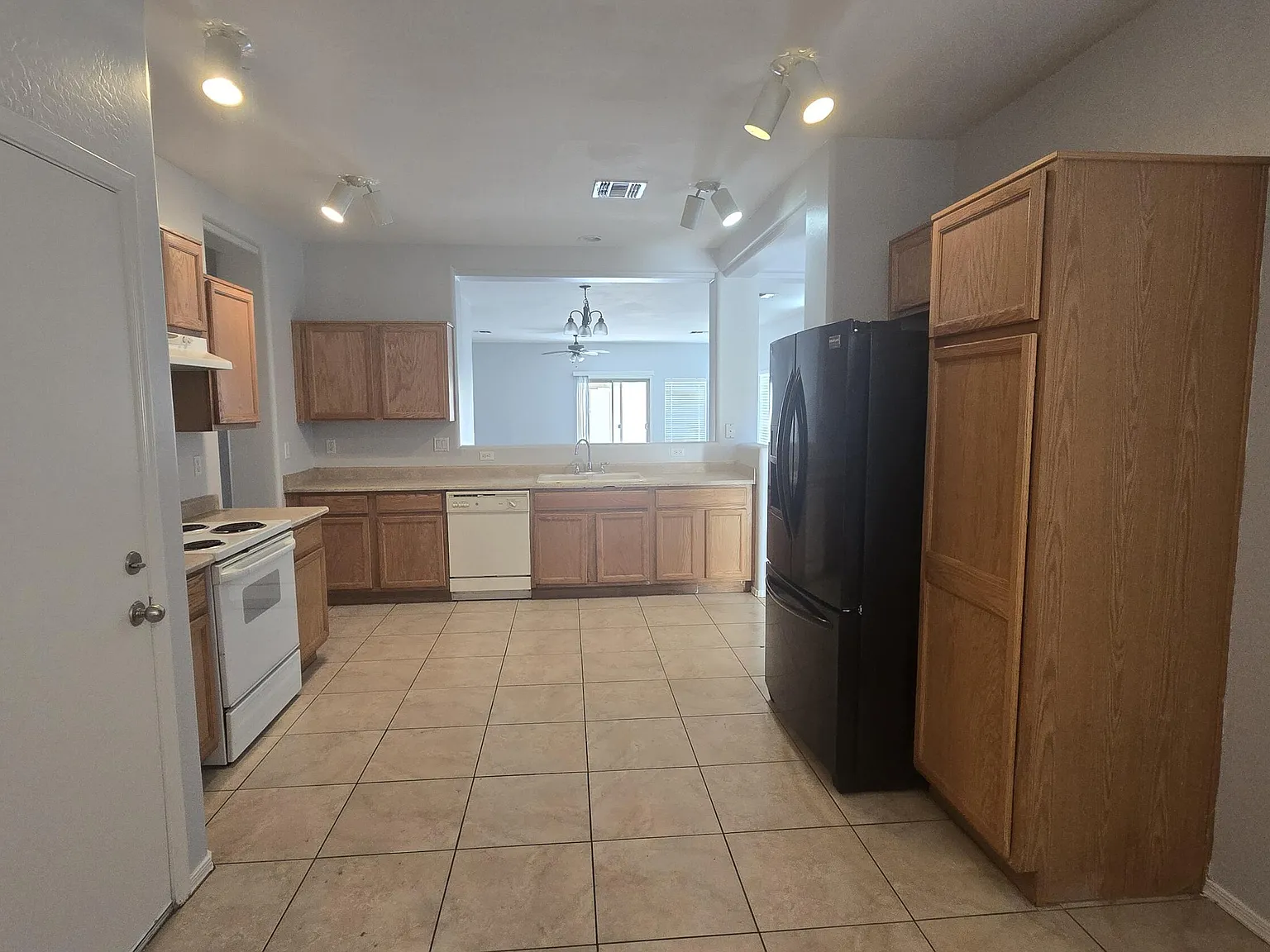 4 bed, 2.0 bath, 1800 sqft, $1,950 — Photo 4
