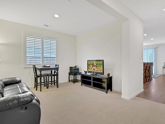 5th image of 963 Robert Dr