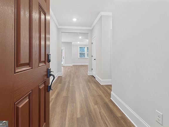 5th image of 127 Vivian Ln