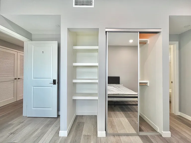 1370 W 35th Pl — Photo 3