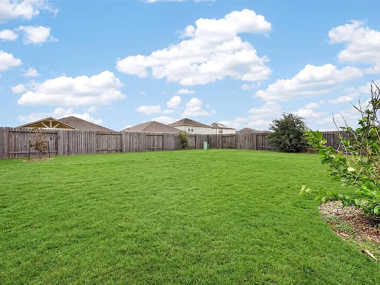 1024 Banyon Tree Ln — Photo 39
