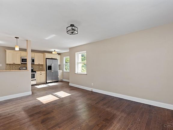 4th image of 5592 Raceview Ave