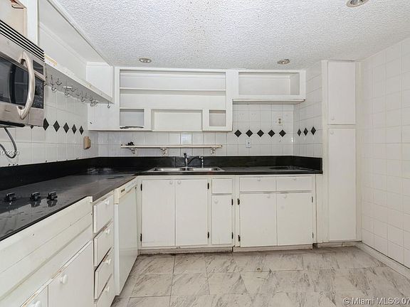 5th image of 6900 Bay Dr APT 5L