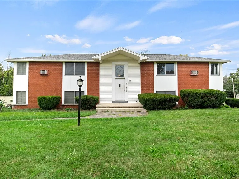 Burke Crest Apartments — Photo 1
