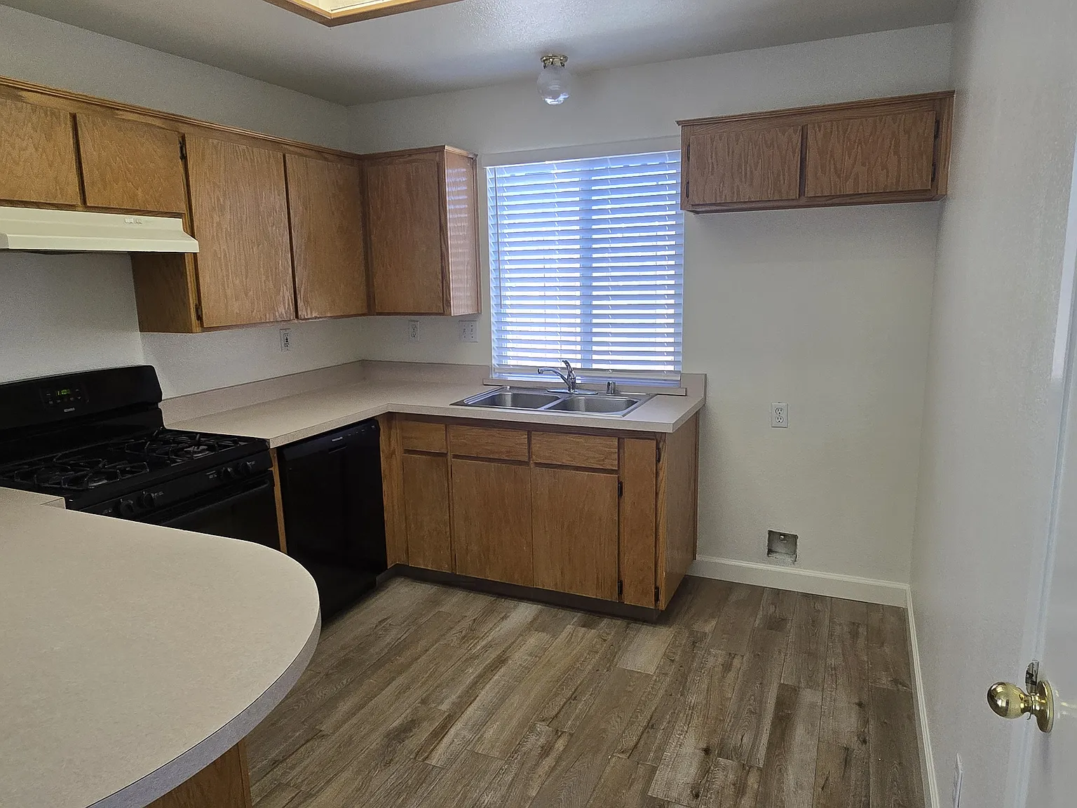 1 bed, 850 sqft, $1,325 — Photo 3