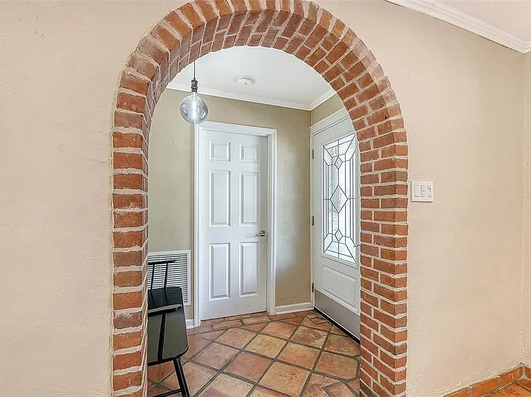 1127 S Osprey Ave — Photo 11