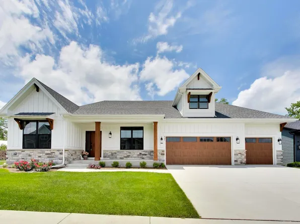 495 Cora Ln, Saint Charles, IL 60174