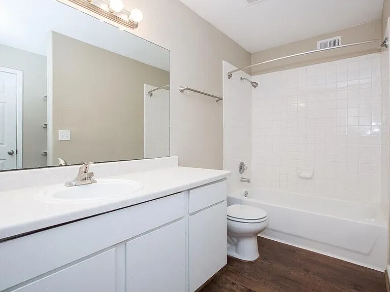 Kingsgate Apartments — Photo 28